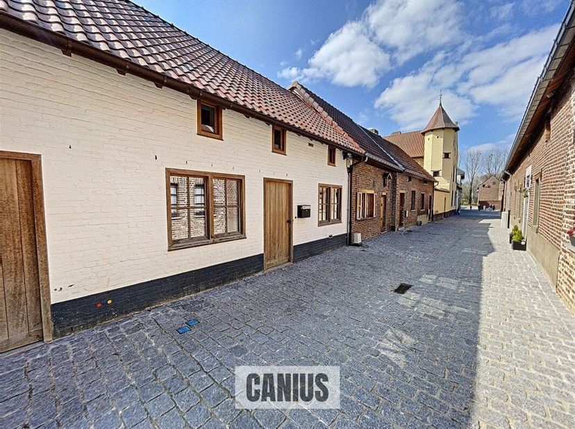 TIJDLOZE WONING IN HARTJE SINT-TRUIDEN<br />
Aan de stadsrand van Sint-Truiden, treffen wij op het Begijnhof deze unieke woning aan gelegen op een uit