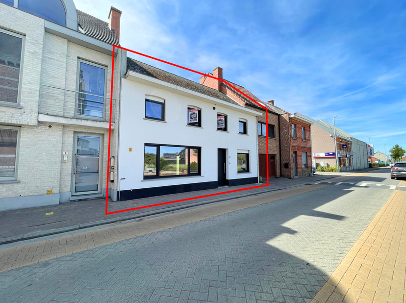 GELIJKVLOERS<br />
Inkom 13 m² op tegel met berging en ingemaakte vestiairekast. Leefruimte 20,5 m² op tegel met keuken 15,5 m² met oven, keramisch vu