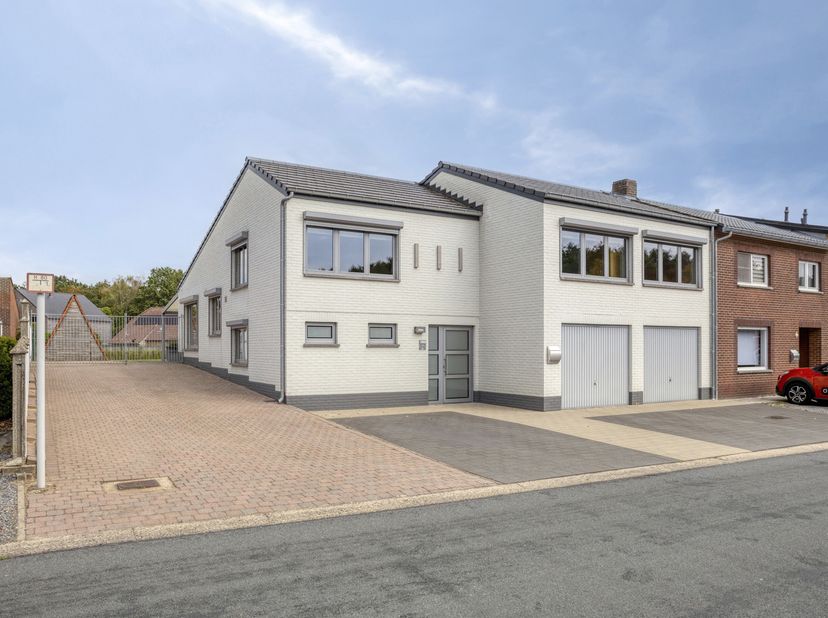 Halfvrijstaande woning met 3 slaapkamers, 2 inpandige garages en ruime tuin op 12a 31ca.<br />
Deze verzorgde halfvrijstaande woning is rustig gelegen