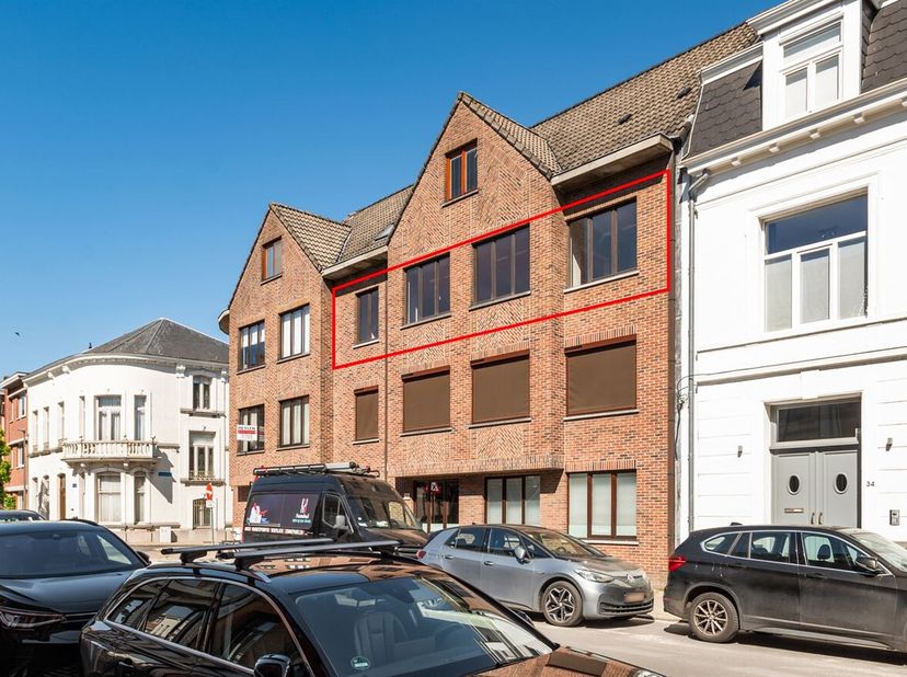 Ruim lichtrijk appartement met 3 slaapkamers<br />
Ligging:<br />
Het appartement is gunstig gelegen met winkels, scholen en openbaar vervoer op korte