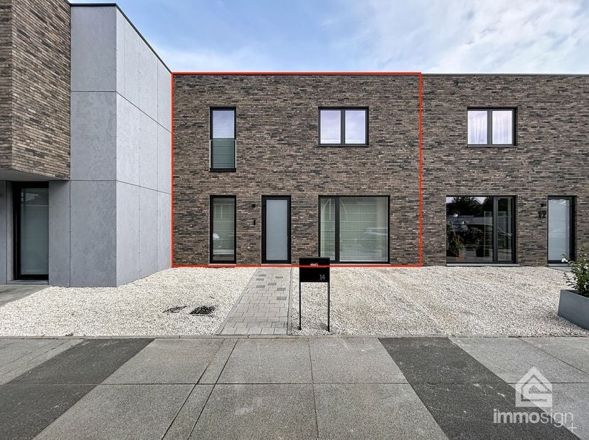 PLUSPUNTEN:<br />
+ perceeloppervlakte: 175 m²<br />
+ bewoonbare oppervlakte: 142 m²<br />
+ 3 ruime slaapkamers<br />
+ ondergrondse privé parkeerpl