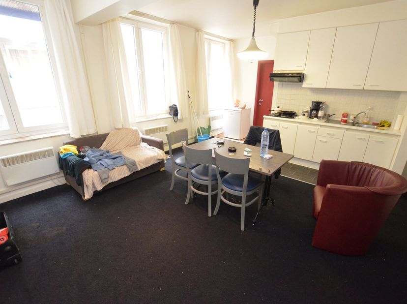 Oostende-Centrum, appartement gelegen op de vierde verdieping met topligging op slechts 50m van zee/strand. Het appartement is VERHUURD.<br />
Indelin