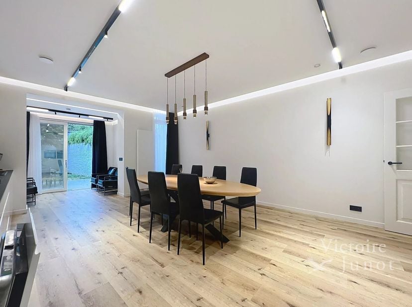 Bien présenté par Carla Rodriguez : 0494 07 97 54 / carla.rodriguez@victoire.be<br />
Victoire Junot vous propose cette belle maison meublée Art Déco