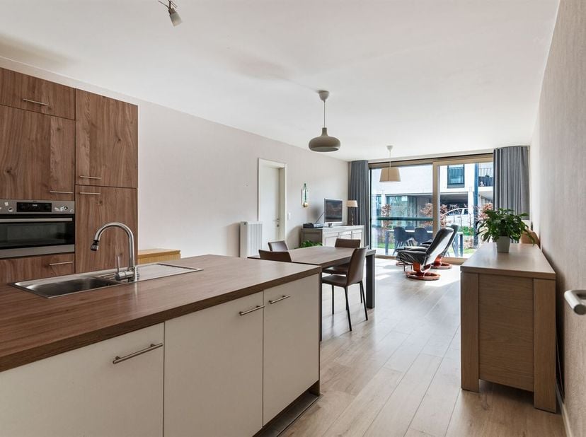 Dit recent gebouwd gelijkvloersappartement uit 2020 is instapklaar en ideaal voor wie op zoek is naar comfortabel wonen op een gunstige locatie.<br />