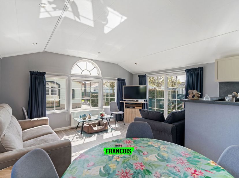 Ontdek deze charmante vakantiewoning te koop in Harendijke, ideaal als tweede verblijf. Gelegen in een rustig vakantiepark geniet u hier van ontspanni