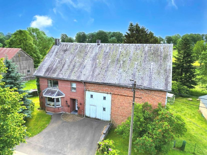 Deze charmante woning met aangrenzende schuur ligt in het idyllische dorpje Krinkelt, op slechts enkele minuten van Büllingen en de Duitse grens. De l