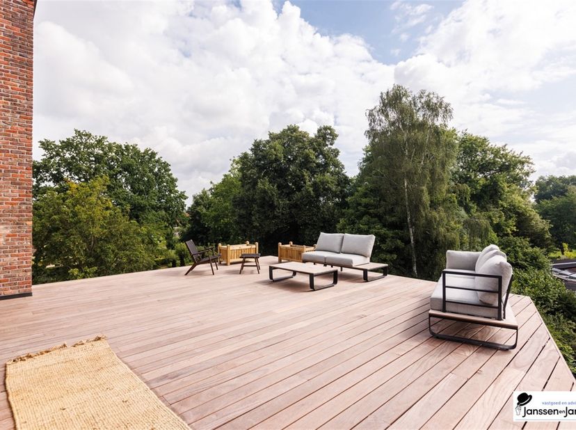 In het neogotische Kasteelvilla Hortensia, daterend uit 1912, bevindt zich dit luxueuze appartement van 139 m² met een terras van 44 m². Het kasteel c
