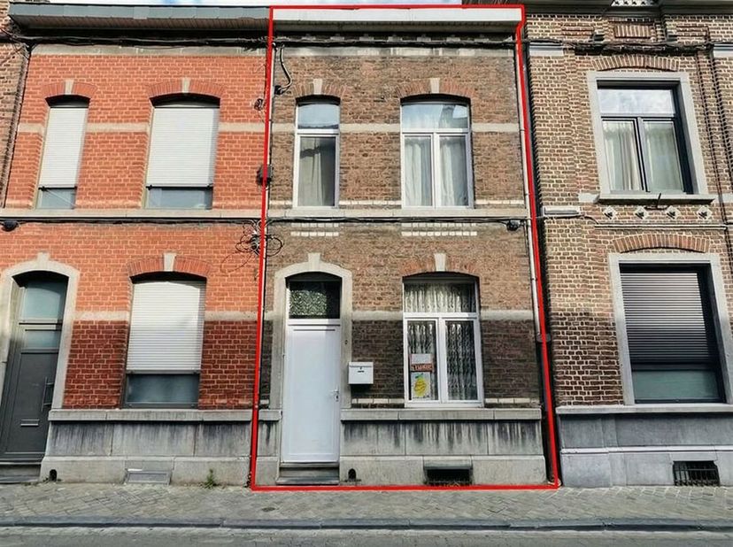 ***** OPTION ***** <br />
Dans le quartier vivant de Bressoux, une maison dhabitation de 2 chambres, sans cour ni jardin. <br />
Elle comprend 2 caves