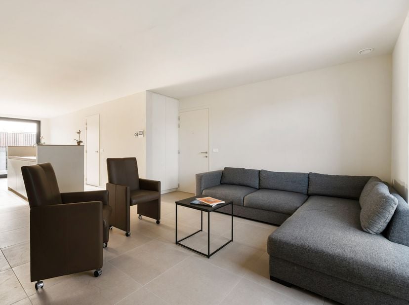 Ontdek dit prachtige gelijkvloerse BEN-appartement in het rustige en groene Oosteeklo. Het appartement is royaal ingedeeld en beschikt over grote raam