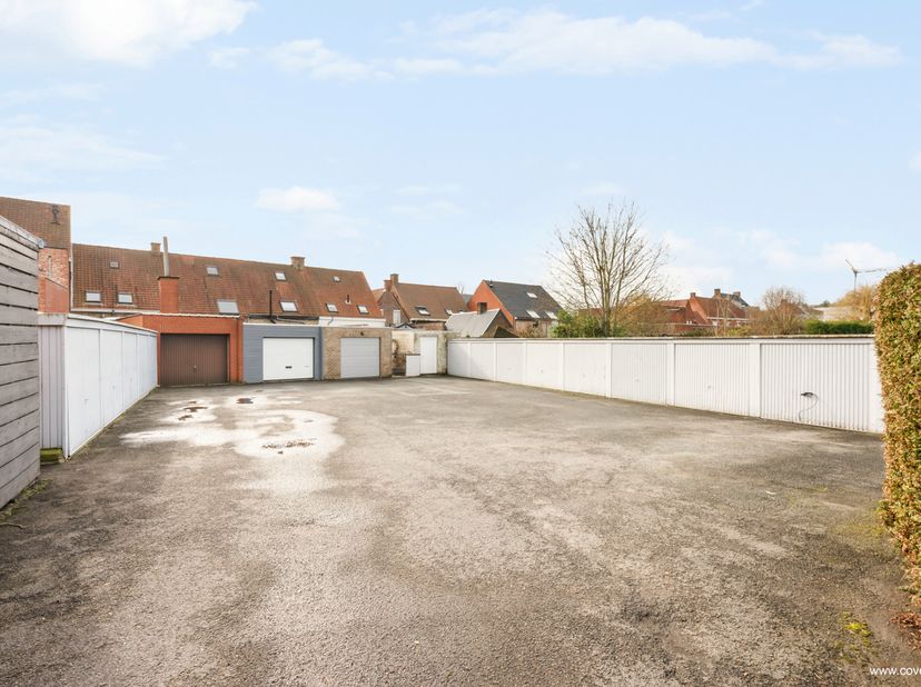 Garage a vendre en centre-ville de Roeselare<br />
<br />
5.95m x 2.60m.