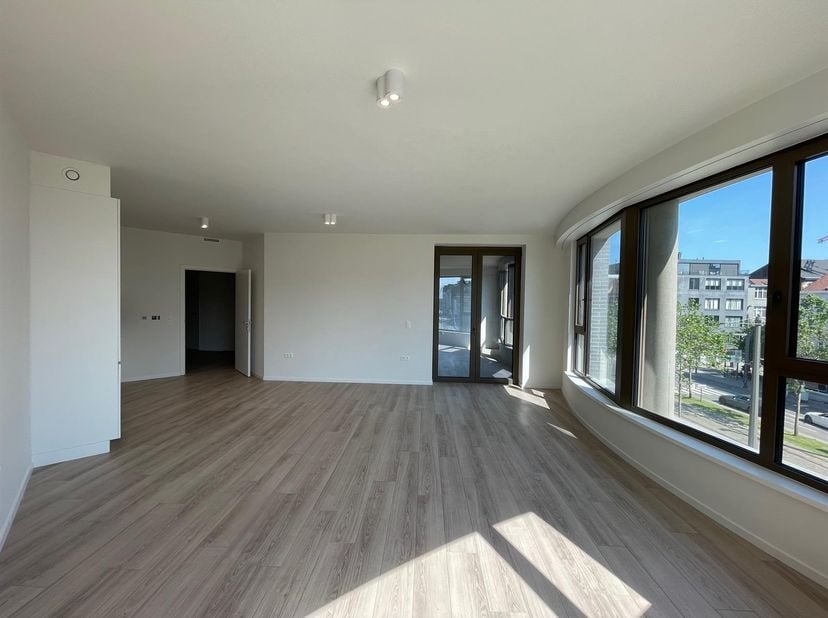 Uiterst zonnig appartement met terras en mooi uitzicht gelegen in de London Residence.<br />
Het appartement is gelegen op de tweede verdieping. De in