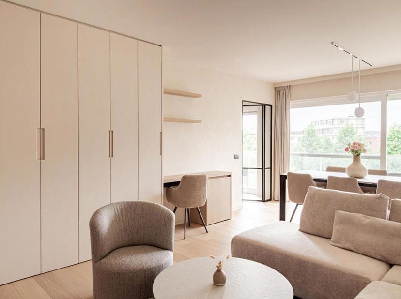 Exclusief gelegen 2-slaapkamerappartement in residentie Ogierlande met één van de mooiste uitzichten van Roeselare. Alle voorzieningen bevinden zich o