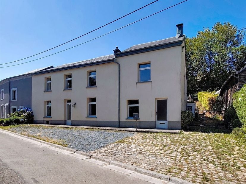 W Immobilière vous propose, dans le village de Les Fossés (commune de Léglise), une maison d'habitation 3 façades avec jardin, à rénover. <br />
<br /