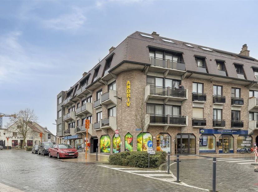 De ideale uitvalsbasis voor uw eigen activiteiten of een interessante opportuniteit als investeringspand.<br />
Op de hoek van de Markt en de Bellemst