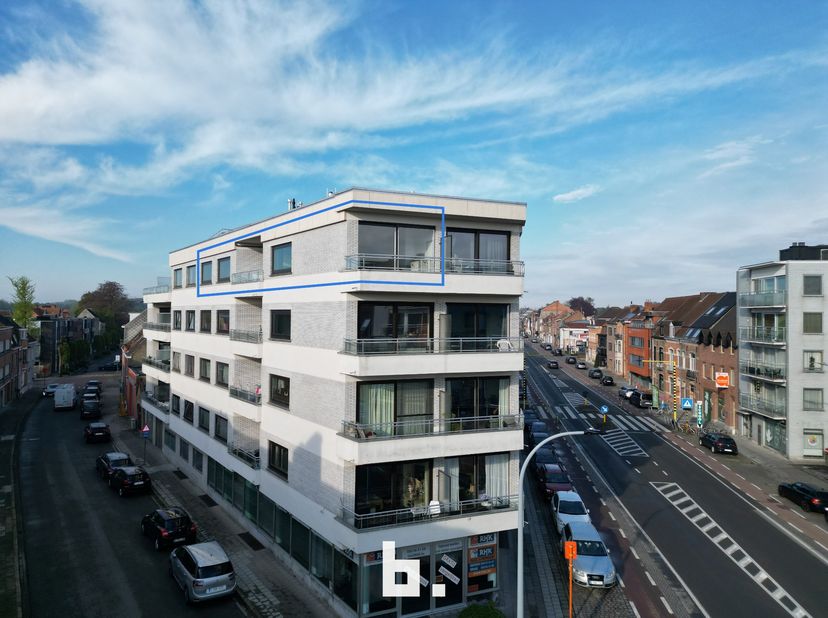 Dit ruim appartement bevindt zich op de 4e van de residentie "Ambiorix". Zeer centraal gelegen bij winkels, scholen, expresweg, station, ...De indelin