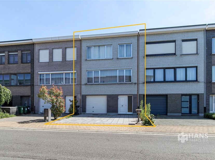 Te renoveren bel-etage (176 m²) met 3 slaapkamers en tuin (130m²) in Hoevenen.<br />
<br />
In de Olmenlaan woon je in een rustige woonwijk tussen d