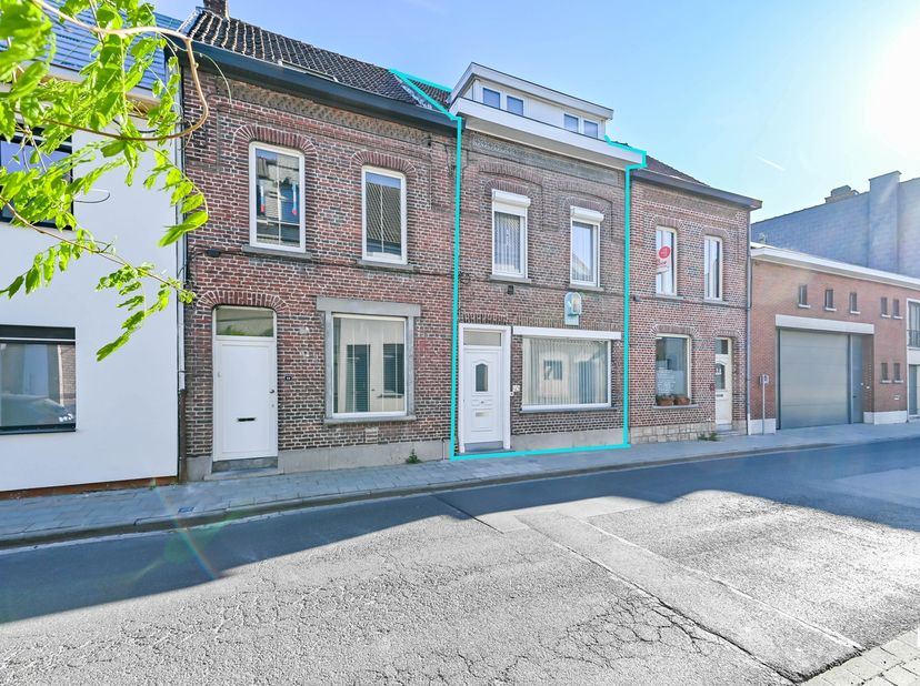 Ontdek deze centraal gelegen woning met vier slaapkamers en een bewoonbare oppervlakte van ca. 149 m² (volgens het EPC-attest), op een perceel van ong