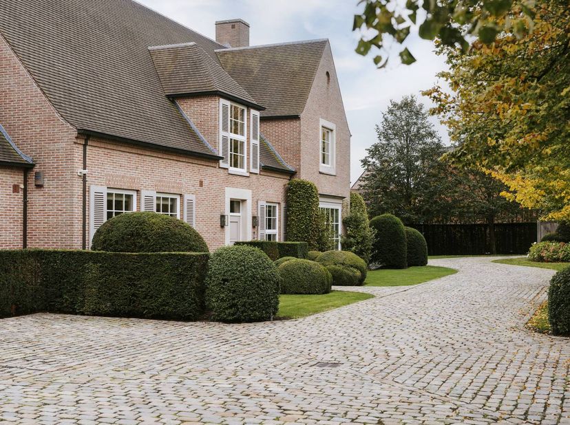 La maison a été conçue par l'architecte Jan Missiean. Le design combine un aménagement spacieux et pratique avec une finition de haute qualité. <br />