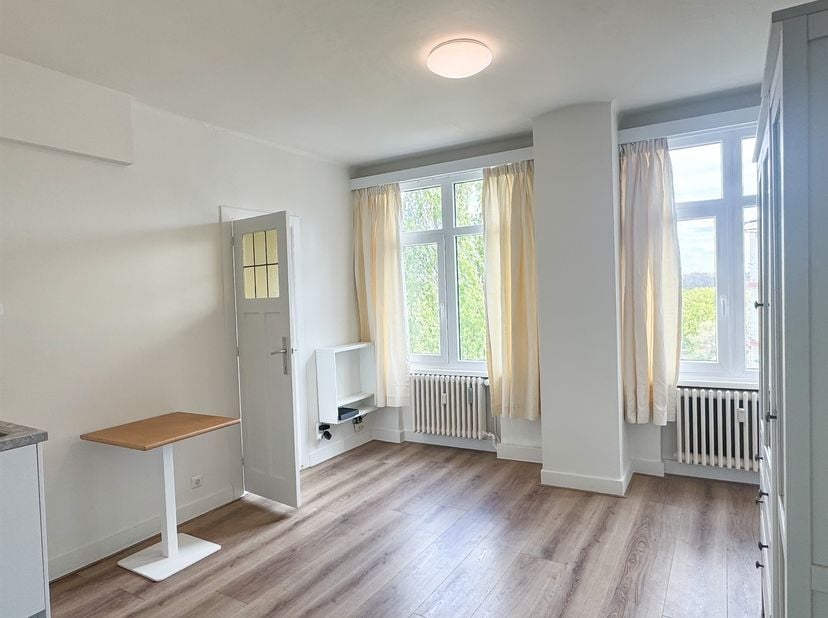 Surf naar www.abricasa.be en plan jouw verhuurafspraak in samen met onze digitale assistente Alice!<br />
<br />
Prachtig en lichtrijk studio-appart