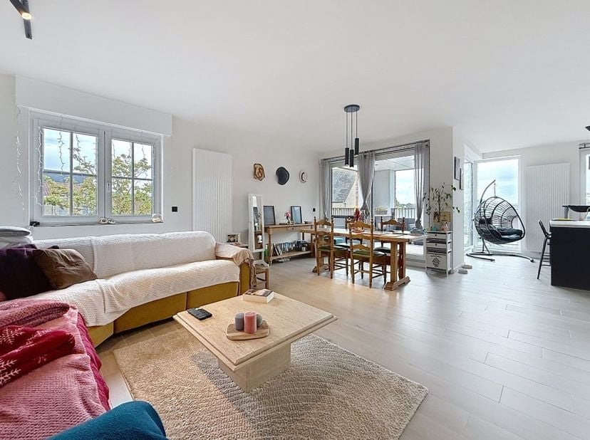 Dit nieuwbouwappartement op de 1ste verdieping van het gebouw is gelegen in het centrum van Staden, op wandelafstand van het marktplein en diverse win
