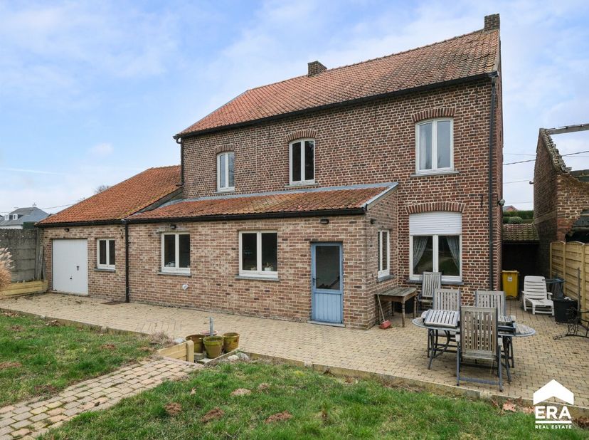 [[ UNE OPTION A ÉTÉ PRISE SUR CE BIEN. ]]<br />
Ce bien participe à la Journée Maisons Ouvertes ERA. Visitable a 13/06/2026 entre 14:30 et 15:30.