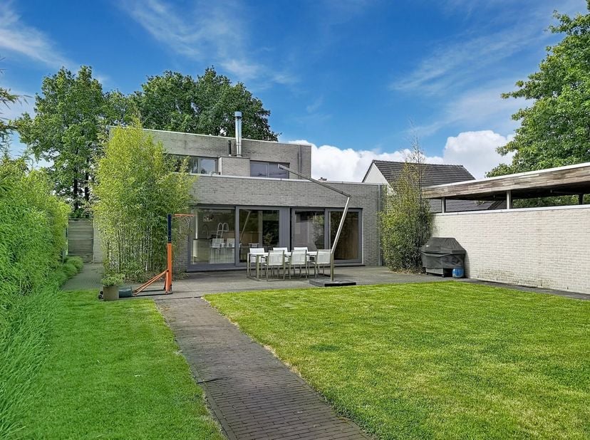 In een rustige straat op een gunstige afstand tov het centrum van Lommel en de ring ligt deze moderne woning met praktijkruimte op een perceel van +/-