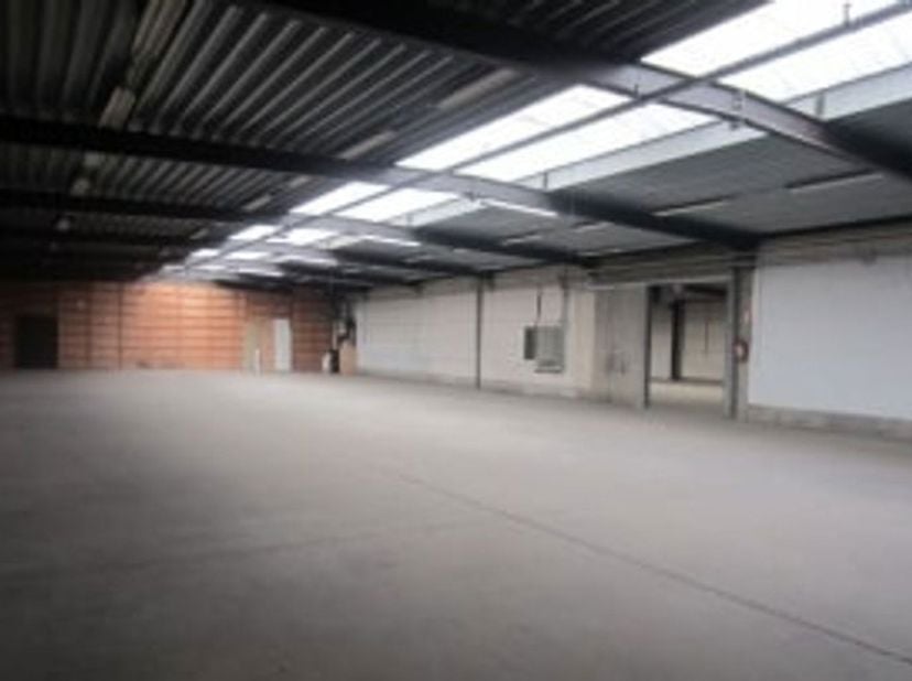 Op het industriepark van Heist-op-den-Berg bieden wij een ruime opslagplaats van ca. 1.020m², uitbreidbaar tot 1.240 m², gecombineerd met een kantoorr