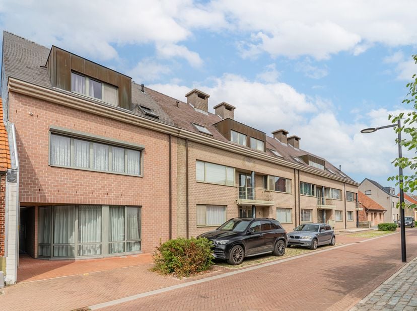 Instapklaar dakappartement met zeer ruim terras in het centrum van Retie<br />
Welkom in dit verzorgd en instapklaar appartement op de tweede verdiepi