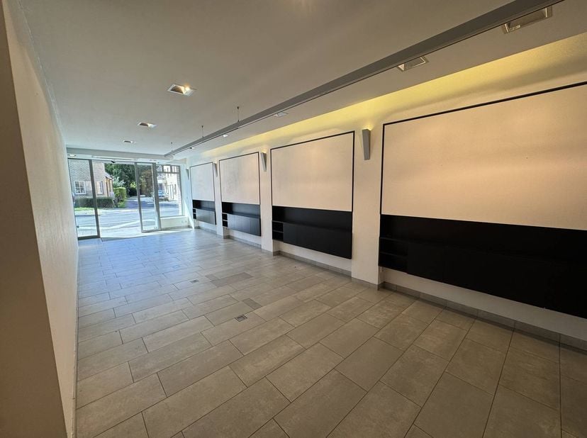 Deze goed bereikbare handelszaak van 103 m² bevindt zich op een uitstekende locatie, nabij de Groentenmarkt. <br />
<br />
Het pand, dat voorheen dien