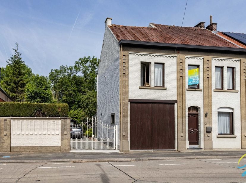 TE KOOP Op te frissen woning met gelijkvloerse slaapkamer, veranda en zonnige tuin met terras<br />
Deze goed ingedeelde woning biedt u tal van mogeli