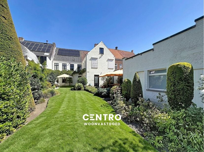 Benaderende OPPERVLAKTEN:<br />
Constructie - bewoonbare oppervlakten<br />
Herenhuis: 348 m²<br />
<br />
Grondoppervlakte<br />
Totale grondoppervla