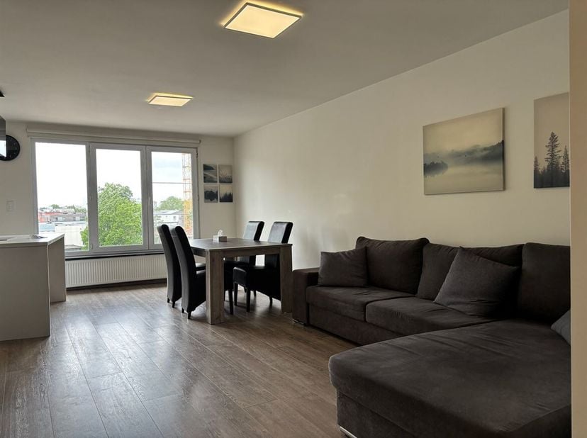 Bemeubeld 2 slpk appartement <br />
Beschrijving<br />
Bij het binnenkomen betreedt u de inkomhal die toegang biedt tot alle ruimtes van het apparteme
