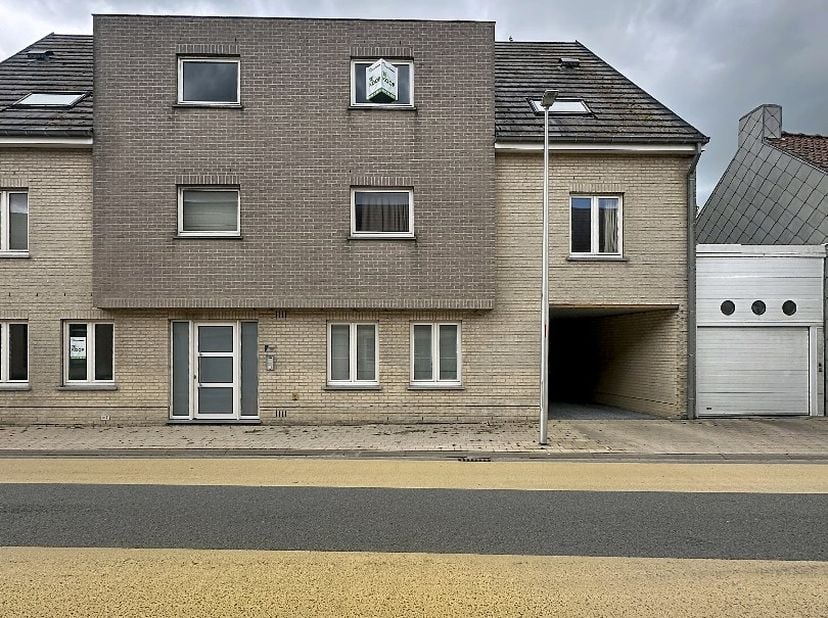 Op zoek naar een geïnstalleerd en lichtrijk appartement op een vlotte ligging? Dan is dit instapklare appartement, met verzichten, in Gistel precies w
