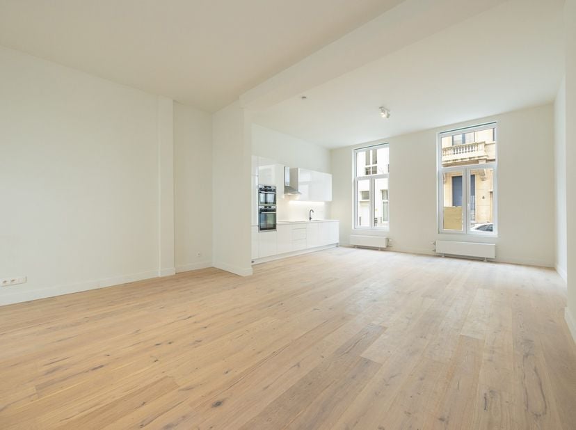 Gelijkvloersappartement met tuin op centrale ligging in het stadscentum in een rustige straat. Het gebouw is volledig gerenoveerd en is gelegen op wan