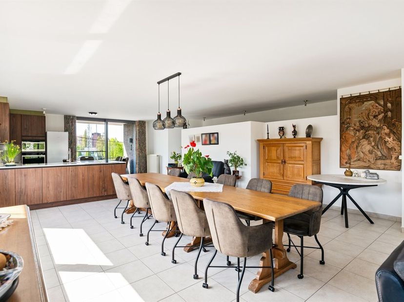 Openhuizendag op zaterdag 13 juni van 15u30 - 16u30<br />
Dit appartement bevindt zich op uitstekende locatie vlak naast de Nete en boven de Delhaize,
