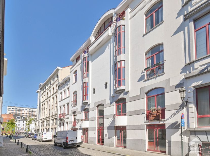[[ CE BIEN PARTICIPE À LA JOURNÉE MAISONS OUVERTES ERA LE 13/6 DE 16:00 À 17:00 ]] Bruxelles : Triplex à vendre avec deux chambres, terrasse et cave !