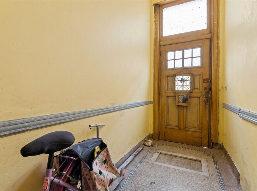 Huis met 3 appartementen op centrale locatie<br />
 Ligging: Ontdek deze woning, opgedeeld in 3 appartementen, in het centrum van Antwerpen. Met de Ha