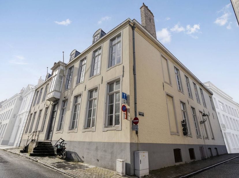 Vous recherchez un bureau spacieux et élégant à louer dans le centre-ville historique ? Avec une surface utile de 769 m², cette impressionnante propri