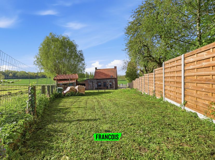 À Nieuwkerke (Heuvelland) se situe cette maison isolée. Elle est située en direction de Dranouter et dispose d'une superficie totale de 1414 m², la su