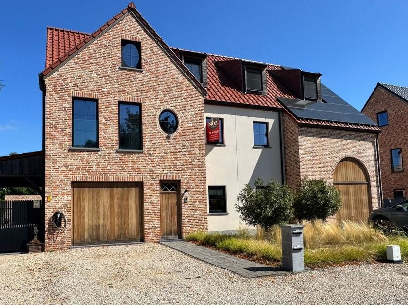 Ruim appartement van ca. 150m² met privé inkom, inpandige garage en een riant achterliggend terras.<br />
<br />
In de rustige Merelstraat in Heusden