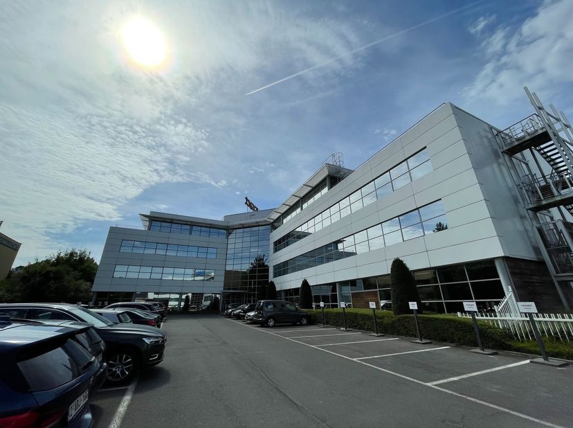 Des bureaux fantastiquement situés avec des surfaces de 445 m² à 1.077 m² à louer le long du R0 à Wemmel. Les bureaux sont situés au 1er étage du parc