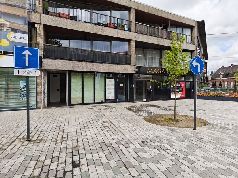 Spacious Commercial Property of Approximately 300 m² in the Centre of Lommel – Available Immediately<br />
<br />
For more information or to arrange a