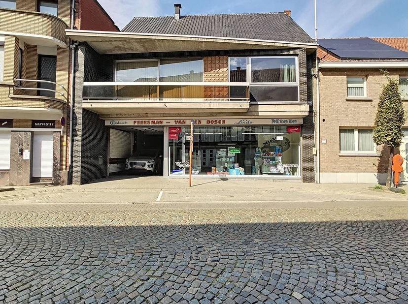 Dit te renoveren pand is centraal gelegen in het dorpscentrum van Bazel.<br />
<br />
Het pand kan gebruikt worden als handelspand op het gelijkvloers
