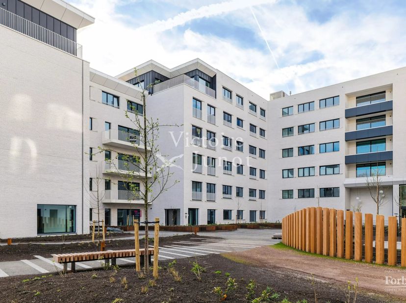 Het gloednieuwe W project biedt u op de 2de verdiep., een 2 slpk appartement (Design afwerking), waarvan de leefruimte is uitgebreid met een super ing