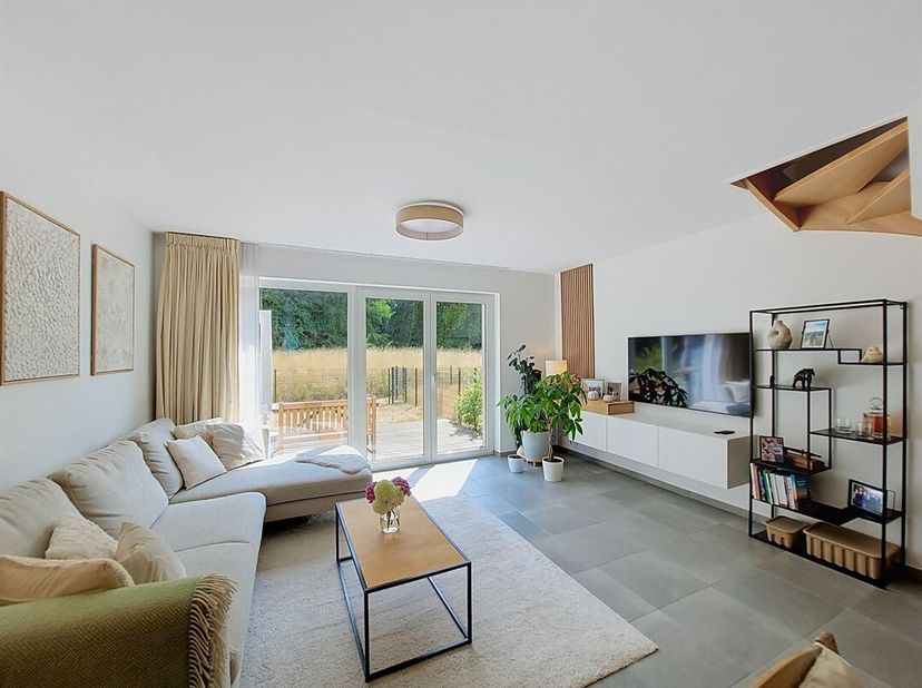 W Immobilière vous propose à Arlon, au sein d'un tout nouveau quartier à deux pas du centre ville, un splendide duplex de 107  m². Ce bien se compose