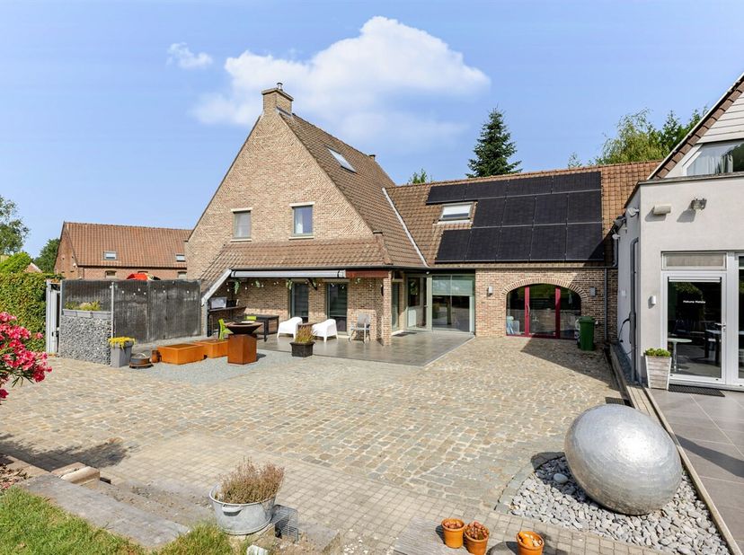 In het groene Moerbeke, een deelgemeente van Geraardsbergen midden in de Vlaamse Ardennen, bevindt zich dit unieke domein waar comfortabel wonen en su