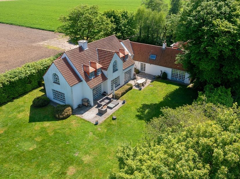 Située au calme et à l'abri des regards, élégante villa 4 façades au style "Zoute". Développant une superficie de 450 m2, elle est implantée sur un te