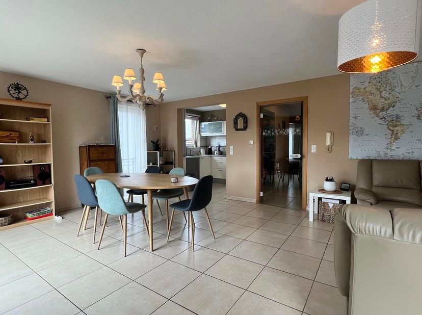 JAMBES - À deux pas de toutes les facilités, lumineux APPARTEMENT (2ch/1sdb). Situé au deuxième étage sans ascenseur, celui-ci se compose d'un hall d'