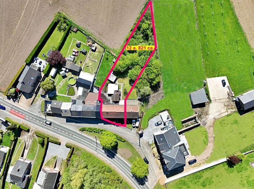 Charmante maison de 176m2 avec un entrepôt de +/_ 50m2. Érigée sur une parcelle en retrait de la voirie, le terrain de plus de 12 ares (à borner) offr