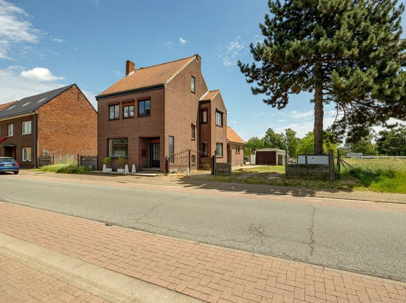 TE RENOVEREN GEZINSWONING MET 3 SLAAPKAMERS, RUIME LEEFRUIMTE, APARTE GARAGE OP EEN PERCEEL VAN MAAR LIEFST 10A39CA NET BUITEN HET CENTRUM VAN LANAKEN